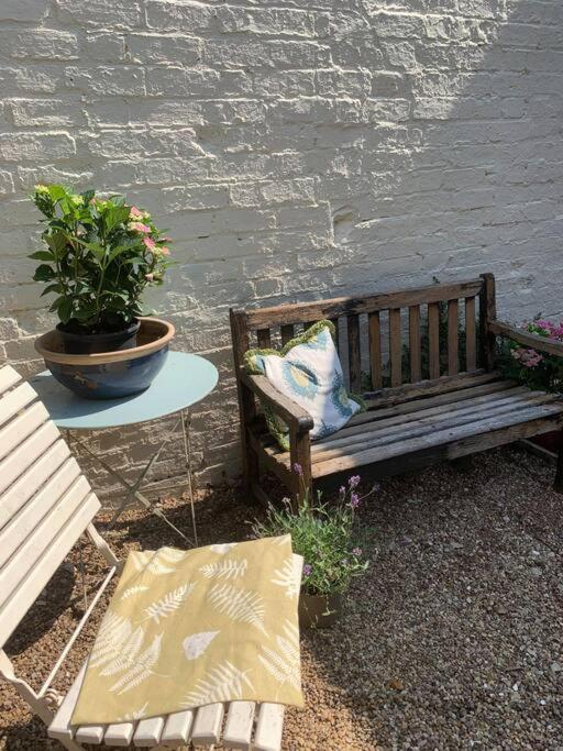 Beautiful Georgian Cottage Within A Private Walled Garden Oakham Exterior foto